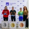 HISTÓRICO TRIPLETE FEMENINO EN EL PODIO DE LA 15ª EDICIÓN DEL CAMPEONATO AXA DE PROMESAS PARALÍMPICAS DE NATACIÓN DISPUTADO EN MÁLAGA Una edición muy especial, porque se han cumplido 15 años desde su inicio y porque, por primera vez, un triplete femenino ha copado los tres escalafones en la categoría absoluta. Además, dos de ellas, Berta y Yaiza, provienen del Equipo AXA. La competición, organizada en tres categorías de edad en función del año de nacimiento, tuvo otros triunfadores. Así, en la categoría Alevín (2014-posteriores), la medalla de oro se la adjudicaron Alejandra García y Leo-Matthew Grandados; en Infantil (2011-2012-2013), junto a Haizea Vázquez se proclamó vencedor en la categoría masculina Luis Martí, mientras que en Juvenil (2008-2009-2010) se encaramaron a lo más alto del podio la citada Berta Colomer y Miguel Hernández-Franch. Respecto a las tres mejores nadadoras absolutas, apuntar que Berta tomó parte en las pruebas de 50, 100 y 400 libre y 200 estilos, Yaiza, en 400 libres, 50 y 100 espalda y 200 estilos, y Haizea, en 50 mariposa, 50 y 100 libre y 200 estilos. En cuanto a la categoría por equipos se refiere, el podio de ganadores lo compusieron la Federación Catalana de Deportes de Personas con Discapacidad Física (FCEDF), primera clasificada con 229 puntos, seguida de la Federación de Deportes para Personas con Discapacidad física del Principado de Asturias (FEDEMA), segunda con 226, siendo la tercera plaza para la Federación de Deportes Adaptados de la Comunidad Valenciana (FESA), con 183. El campeonato contó con la participación de nadadores de la Federación Española de Deportes de Personas con Discapacidad Física (FEDDF), de la de Discapacidad Intelectual (FEDDI), de la de Parálisis Cerebral (FEDPC) y de la de Ciegos (FEDC), pertenecientes a clubes y entidades llegados de toda España. En la entrega de trofeos, además de los propios deportistas, especial mención para AXA por sus 15 años ininterrumpidos de apoyo a la natación paralímpica con la celebración de este campeonato, entre otras cosas. Recogió la placa conmemorativa la gerente de la Fundación AXA, María José Ballestero. Una competición esta que se enmarca dentro del Proyecto AXA de Promesas Paralímpicas de Natación, cuyo objetivo es servir de paso previo para los deportistas que posteriormente se puedan ir incorporando al Plan ADOP y formar parte del Equipo Paralímpico Español en futuras competiciones internacionales, tal y como ya han hecho muchas estrellas ya consagradas como Nuria Marqués, Íñigo Llopis, Óscar Salguero o María Delgado, entre otros, todos ellos medallistas en unos Juegos.