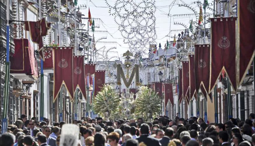 El Consejo de Gobierno ha tomado conocimiento de las fiestas, acontecimientos, lugares, itinerarios, rutas, publicaciones y obras audiovisuales declaradas de Interés Turístico de Andalucía en el periodo entre 2022 y 2026, incorporando de esta forma 19 nuevas distinciones que reconocen la riqueza y diversidad del patrimonio cultural y turístico andaluz. Estas declaraciones constituyen un reconocimiento que otorga la Junta de Andalucía a aquellos recursos que destacan por su singularidad, arraigo en la tradición popular y capacidad para atraer visitantes, contribuyendo al fortalecimiento de la imagen de Andalucía como destino turístico de referencia. Así, Andalucia cuenta actualmente con más de 180 recursos declarados de Interés Turístico, entre fiestas populares, festivales, rutas, lugares emblemáticos y producciones divulgativas que ponen en valor los atractivos culturales, históricos y naturales del territorio andaluz. En lo que va de 2026 han obtenido esta distinción el Festival de Sulayr Música en Los Tinaos y el Sendero Pueblos del Poqueira, ambos en Pampaneira (Granada), así como las Cruces de Mayo de La Palma del Condado y la Fiesta de Nuestra Señora de La Bella de Lepe, ambos en la provincia de Huelva. A estas declaraciones se suman otras 15 concedidas entre 2022 y 2025, correspondientes a celebraciones y acontecimientos de las provincias de Almería, Córdoba, Granada, Huelva, Jaén, Málaga y Sevilla. Entre los recursos reconocidos en los últimos años figuran la Cabalgata de Reyes Magos de Carmona (Sevilla), Pride Torremolinos (Málaga), las Jornadas Medievales de Cortegana (Huelva), la Feria Regional del Jamón y del Cerdo Ibérico de Aracena (Huelva) o las Fiestas Íbero-Romanas de Cástulo de Linares (Jaén). La normativa contempla, además de las fiestas, el reconocimiento de acontecimientos, lugares, itinerarios, rutas, publicaciones y obras audiovisuales que contribuyen a difundir los valores propios de Andalucía y a enriquecer la oferta turística de la comunidad. Estas declaraciones otorgan a los recursos distinguidos el derecho a incorporarse a las acciones de promoción de la Consejería de Turismo y Andalucía Exterior, así como a beneficiarse de una labor específica de difusión en los canales institucionales de la Junta de Andalucía. El reconocimiento de nuevos recursos de Interés Turístico favorece una mejor distribución de los flujos de visitantes a lo largo del año y del territorio, impulsa el desarrollo económico local y refuerza la proyección de Andalucía como un destino basado en la autenticidad, la tradición y la diversidad cultural.