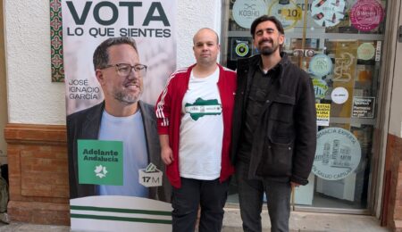 Adelante Andalucía ha visitado la ciudad de Ronda para presentar su proyecto andalucista de cara a las elecciones autonómicas del próximo 17 de mayo y escuchar de primera mano las reivindicaciones de la comarca. La formación ha destacado que Ronda y su entorno dependen de unos servicios públicos “mermados” como sanidad, educación y vivienda. “Un proyecto andalucista que defiende los servicios públicos que se están destruyendo desde la Junta de Andalucía en este momento y que son parte fundamental de la comarca”, señala Antonio Heredia, representante de la Serranía de Ronda en la candidatura de Adelante Andalucía. Durante la jornada, el candidato andalucista por Málaga, Luis Rodrigo, ha reivindicado la tradición histórica del andalucismo recogiendo el testigo de Blas Infante y de quienes hace más de cien años reclamaron una Andalucía en la que se pudiera vivir con dignidad. “La Serranía de Ronda se va a escuchar en la Junta de Andalucía y en el Parlamento”, afirma Luis Rodrigo en esta línea. La organización ha mantenido una reunión con la plataforma en defensa de la sanidad pública de la Serranía de Ronda, que ha trasladado “una realidad bastante cruda, por desgracia”, apunta Luis Rodrigo. “Es una realidad que se extiende a toda Andalucía por el desguace que está haciendo de nuestra sanidad pública Moreno Bonilla, pero que es especialmente terrible aquí”. Una realidad marcada por el envejecimiento de la población y por un hospital comarcal que no cubre todas las especialidades y se ve obligado a derivar constantemente pacientes a otros centros. Adelante Andalucía se compromete a llevar al Parlamento andaluz la exigencia de dotar al Hospital de Ronda de todas las especialidades, tanto en planta como en urgencias, para garantizar una atención sanitaria digna a una comarca con una alta proporción de personas mayores y necesidades crecientes de cuidados. Asimismo, la candidatura andalucista ha mostrado su apoyo a la construcción de un centro sociosanitario en el antiguo hospital de Ronda, destinado a reforzar la atención a la tercera edad y a las personas dependientes. Adelante Andalucía reclamará recursos suficientes para acabar con la precariedad que sufren los profesionales sanitarios y de los servicios sociales en la Serranía de Ronda, y para asegurar que la ciudadanía de la comarca disponga, como cualquier otra en Andalucía, de unos servicios públicos de calidad. “Es fundamental que, en lugar de estar abandonados por las instituciones, la gente de Ronda pueda disfrutar de unos servicios públicos de calidad. Y en Adelante Andalucía lo vamos a hacer”, afirma Luis Rodrigo.