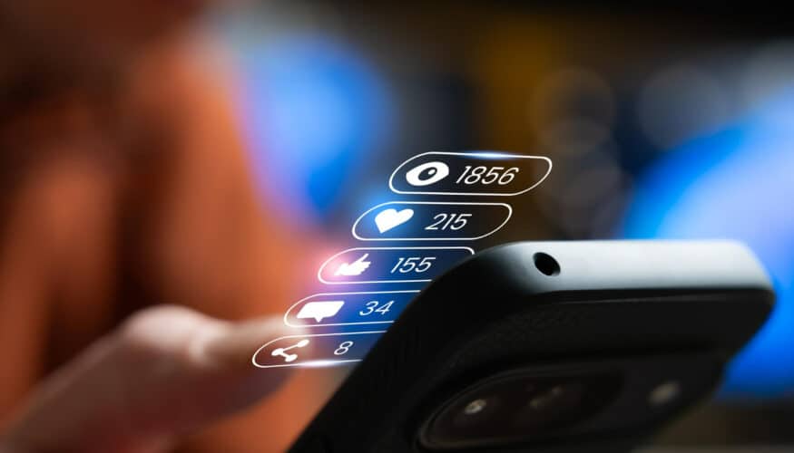 Expertos alertan de que Instagram “abre la puerta a explotar comercialmente la privacidad de los usuarios” Meta ha anunciado la desaparición, desde este viernes 8 de mayo, del cifrado de extremo a extremo en los mensajes personales de Instagram, una tecnología que hasta ahora impedía que terceros pudieran acceder al contenido de las conversaciones entre usuarios. Esta medida permitirá a la compañía acceder al contenido de las comunicaciones en determinados supuestos. Expertos del sector tecnológico advierten de que este movimiento supone “un paso atrás evidente en materia de privacidad y gobernanza de datos”. Para Sergio García, gerente de la tecnológica i3e, “Meta presenta esta decisión como una medida orientada a la protección de menores y la lucha contra contenidos ilícitos, pero el efecto real es que la compañía gana capacidad para conocer mejor el comportamiento, las conversaciones y los intereses de sus usuarios”. García considera que la eliminación del cifrado no puede entenderse como un simple cambio técnico, sino como una decisión con impacto directo en el modelo de negocio de las grandes plataformas. “Si desaparece la garantía de que solo emisor y receptor pueden acceder a una conversación, también se debilita la confianza del usuario en que sus mensajes privados sigan siendo realmente privados. Y esa información tiene un valor comercial evidente para perfilar mejor la publicidad”, señala. Desde i3e subrayan que el hecho de que la medida pueda estar amparada por las condiciones de uso no elimina el debate de fondo. “Meta puede argumentar que el usuario ha aceptado sus normas, pero eso no significa que exista una capacidad real de negociación. En la práctica, estamos normalizando que para usar determinados servicios digitales tengamos que ceder cada vez más parcelas de nuestra privacidad”, sostiene García. El gerente de i3e reclama una reacción más firme por parte de las instituciones europeas. “La protección de los menores es incuestionable, pero no puede utilizarse como excusa para erosionar garantías fundamentales de privacidad. Bruselas debería tomar partido y denunciar públicamente cualquier cambio que debilite los derechos digitales de los ciudadanos bajo el paraguas de la seguridad”, concluye.