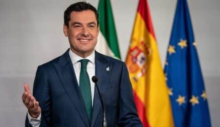 Malagaes.com | Análisis político | 3 de mayo de 2026 Hay una paradoja en el discurso de Juanma Moreno Bonilla durante estos días de campaña: pide serenidad en el debate mientras practica una política de perfil bajo que huye sistemáticamente del contraste directo. El presidente de la Junta y candidato del PP-A a la reelección ha salido al paso de las críticas que le llegan desde la izquierda —que le acusan de encubrir las siglas de su partido y de presentar su proyecto como un experimento arriesgado o una amenaza para Andalucía— reivindicando el trabajo honesto de siete años de gobierno. El mensaje es comprensible. El problema es que, analizado con detenimiento, levanta tantas preguntas como intenta responder. La estrategia de la invisibilidad: ¿orgullo de partido o gestión de marca? Uno de los debates más reveladores de esta campaña no es el que se verá mañana lunes en RTVE, sino el que el propio PP-A ha abierto internamente con su estrategia comunicativa. El logo del Partido Popular ha sido reducido a un tamaño casi microscópico en la cartelería electoral, un detalle imperceptible escondido en una esquina, como la letra pequeña de un contrato. Desde el PSOE y la izquierda lo leen como vergüenza de marca; desde el PP lo presentan como pragmatismo electoral y apelación al electorado de centro. El Plural La realidad probablemente está en algún punto intermedio: Moreno sabe que la marca PP arrastra en algunos segmentos del electorado andaluz un lastre asociado al Gobierno de Feijóo y a dinámicas nacionales que no benefician su relato autonómico. Su apuesta por un "andalucismo de gestión" —presentarse como presidente de Andalucía antes que como militante del PP— es una estrategia legítima pero que genera una incomodidad evidente: si uno no se fía de sus propias siglas para ganar votos, algo dice eso sobre la percepción que tiene de su propio partido. El debate a cinco: la pluralidad como escudo RTVE propuso un cara a cara exclusivo entre Moreno Bonilla y Montero, los dos candidatos con mayor intención de voto, pero el presidente andaluz rechazó esa posibilidad argumentando que el resto de fuerzas se considerarían marginadas. En sus propias palabras: "Hay cinco fuerzas con representación parlamentaria y quieren un debate a cinco. Para mí, incluso, es más incómodo porque al final son cuatro fuerzas contra mí." El PluralEl Plural El argumento de la pluralidad es democráticamente correcto en teoría. En la práctica, sin embargo, resulta difícil no leerlo como una estrategia de dilución. Un debate a cinco diluye responsabilidades, fragmenta el tiempo de réplica y ofrece más ángulos de fuga que un careo directo. Si Moreno lleva siete años gobernando Andalucía y confía plenamente en su balance, ¿qué tiene que temer de discutirlo durante 90 minutos frente a su principal oponente? Quienes defienden la serenidad en el debate rara vez huyen de él. RTVE registra actualmente sus mejores datos de audiencia en Andalucía en 14 años, lo que hace del debate del lunes un momento de enorme relevancia política para la comunidad. El encuentro a cinco, que se emitirá en La 1 tras el Telediario 2 a las 21:45 horas, incluirá tres bloques temáticos de economía, políticas sociales y financiación autonómica, con 25 minutos cada uno, y un minuto de oro final para pedir el voto. Un formato correcto, pero que inevitablemente limita la profundidad del contraste entre las dos opciones con mayor opción de gobierno. ElconsistorioARAGON RADIO El relato de los siete años: ¿a qué Andalucía nos referimos? Moreno defiende que la Andalucía de 2018 y la de 2026 son distintas, que la etapa anterior del PSOE no tenía ambición, y que ahora la comunidad es una tierra respetada que lidera muchos indicadores, fruto de un trabajo honesto. Es un relato que en términos macroeconómicos tiene parte de base: la reducción del desempleo y la llegada de inversiones tecnológicas a Málaga son realidades verificables. Infobae Pero desde Málaga —que debería ser el escaparate más brillante de ese modelo— el cuadro tiene sombras que no aparecen en los mítines. En materia de vivienda, la capital malagueña se ha convertido en la segunda ciudad de España con mayor incremento de precio, y el Ayuntamiento lleva meses reclamando a esa misma Junta del PP que frene la inscripción automática de pisos turísticos en el registro autonómico, sin éxito. En materia ferroviaria, los Cercanías de Málaga encadenaron más de 33 incidencias en un solo mes al inicio de 2026. La tierra prometida del sur de Europa convive con vecinos expulsados de sus barrios y usuarios que llegan tarde al trabajo en tren. El propio Moreno ha advertido esta semana de que Andalucía no puede estar sometida a los caprichos de un partido sin experiencia de gestión —en alusión a Vox— y ha pedido no tener las manos atadas para gobernar. El argumento del voto útil es perfectamente legítimo. Lo que lo debilita es que Moreno ha gobernado durante cuatro años con el apoyo parlamentario de Vox, y que ahora pide liberarse de esa dependencia sin explicar qué hizo —o dejó de hacer— durante ese tiempo condicionado por ella. El Correo Gallego El problema de pedir serenidad desde la comodidad Reclamar un debate sereno es fácil cuando uno lleva siete años en el gobierno y puede presentarse como el gestor experimentado frente al "experimento" ajeno. Más difícil es justificar esa serenidad cuando se rechaza el cara a cara, cuando se minimizan las siglas propias en la cartelería y cuando se apela a la estabilidad como valor supremo sin rendir cuentas detalladas de los ámbitos donde la gestión ha sido insuficiente. El propio candidato de Vox, Manuel Gavira, ha señalado esta semana que Moreno ha consolidado los problemas que tenía la atención sanitaria en Andalucía y que la comodidad del presidente no es importante, sino la comodidad de los andaluces. Que la crítica más incisiva a la gestión sanitaria del PP-A venga de su propio socio parlamentario habitual dice algo sobre los límites del relato oficial. ElNacional.cat Nada de esto implica que el cambio que propone el PSOE sea necesariamente mejor, ni que las otras alternativas ofrezcan respuestas más sólidas. Implica, simplemente, que pedir serenidad en el debate mientras se construye una campaña diseñada para evitar el contraste más exigente es una contradicción que los andaluces deberían tener en cuenta antes de acudir a las urnas el 17 de mayo. Análisis editorial de Malagaes.com. Las posiciones expresadas son de carácter informativo y de opinión, y no representan la línea editorial de ningún partido político.