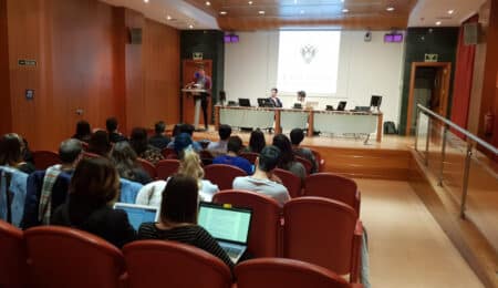 hacia un modelo de privatización de la educación superior. El peso desproporcionado que adquiere el Consejo Social, obteniendo un papel vinculante en la mayoría de toma de decisiones estratégicas, supone la renuncia definitiva a la autonomía universitaria en pos de un grupo que no solo es externo a la institución sino que además no refleja la pluralidad de la sociedad. Esto se suma a la obligatoriedad de acreditar nivel B2 en una lengua extranjera para obtener el título de Grado, una barrera clasista mientras no se garantice un acceso gratuito y universal a la formación necesaria. Además, esta ley más que blindar la bonificación del 99%, la amenaza, puesto que abre la puerta para endurecer los requisitos. Lo que hoy es un alivio para miles de familias, mañana puede quedar supeditado a criterios que excluyan a gran parte del estudiantado, convirtiendo la educación en un privilegio. Más aún, esta ley supone un agravio comparativo a las universidades públicas, puesto que les exigen unos requisitos mucho más estrictos que a las privadas. Esto es simplemente la regularización de las desigualdades que ya se han podido observar como el rechazo de titulaciones en universidades públicas mientras que se aprobaban planes de estudios análogos en las privadas, legitimando un modelo en el que la educación es un negocio en lugar de un derecho. El brazo operativo, rectorado La Junta de Andalucía lo ordena, pero es el equipo de gobierno el que lo ejecuta. En lugar de buscar un consenso y constituir un frente común, el rectorado, unilateralmente y a espaldas de los colectivos universitarios, lleva tiempo cuadrando sus presupuestos a costa de la calidad de su docencia y servicios. En todas estas medidas, el máximo órgano de representación estudiantil nos hemos visto relegados a ser un vector de transmisión de la información. Porque las promesas rotas no han sido casos aislados. Porque las decisiones que nos afectan han sido tomadas sin escucharnos. Porque nuestra presencia en los órganos de gobierno parece ser meramente formal. Porque aplican el despotismo ilustrado, presumen de realizar iniciativas que nos benefician, pero las desarrollan sin nosotros. Porque suelen pedir corresponsabilidad entre todos los sectores, pero no aplican la cogobernanza. Es por ello que, frente a un gobierno que no invierte en nosotros y un rectorado que no está a la altura, nos vemos obligados a levantar la voz para proteger nuestros derechos. Ahora se requiere que el 10% del estudiantado de la UGR refrende esta iniciativa mediante una recogida de firmas, ante lo cual, hacemos un llamamiento a todo el colectivo estudiantil, puesto que no es un mero requisito formal, sino un paso al frente contra la desidia institucional. Si queremos seguir teniendo una universidad pública y de calidad mañana, tenemos que empezar a defenderla hoy.