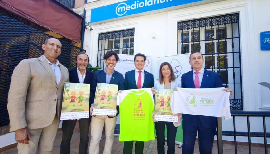 Málaga acoge la IV Carrera Solidaria nocturna a beneficio de Fundación Olivares La ciudad de Málaga celebrará el próximo sábado 13 de junio la IV Carrera Solidaria nocturna Banco Mediolanum a favor de Fundación Olivares, consolidada ya como uno de los eventos solidarios de referencia en la ciudad. Organizada por Fundación Olivares, entidad que desde 2010 trabaja para mejorar la calidad de vida de niños, niñas y adolescentes con cáncer y otras patologías crónicas graves, la carrera se ha convertido en el buque insignia de la organización. El evento comenzará con una carrera infantil y continuará con dos recorridos para adultos de 5 y 10 kilómetros. La salida tendrá lugar en el Palmeral de las Sorpresas. Las inscripciones ya están abiertas hasta completar aforo en: https://carrerasolidaria.fundacionolivares.org/ Aunque cuenta con Banco Mediolanum como principal colaborador, el objetivo de la iniciativa es implicar cada año a un mayor número de empresas y entidades, convirtiéndose en un ejemplo de solidaridad colectiva en Málaga. La carrera se inspira en una prueba benéfica que se celebra desde hace más de 12 años en Andalucía dentro del proyecto social “Mediolanum Aproxima”. La presentación oficial del cartel ha tenido lugar esta mañana en las instalaciones de Banco Mediolanum en Málaga, Francisco José Martín Moreno, diputado de Centros Asistenciales, Tercer Sector y Cooperación Internacional de la Diputación de Málaga; Miguel Banderas Hurtado, coordinador de las Escuelas Deportivas de Atletismo del Área de Deporte del Ayuntamiento de Málaga, Andrés Olivares, presidente de Fundación Olivares; y Baldomero García Hoces, Family Banker de Banco Mediolanum, junto a diversos colaboradores. Francisco José ha expresado su satisfacción por participar desde la Diputación “es importante reconocer el trabajo de Fundación Olivares para apoyar a los niños enfermos y sus familias”. Por parte del Ayuntamiento, Miguel Banderas ha mostrado su admiración por celebrar una cuarta edición “Me encanta el eslogan de la Fundación, alma, magia y corazón, si lo aplicas se consiguen los objetivos que es juntar el carácter solidario, familiar y deportivo”. Por su parte Efrén Martinez, en representación de Banco Mediolanum ha recordado que llevan 13 años colaborando con la Fundación Olivares en distintos aspectos y que en concreto, para esta carrera “duplicamos el importe conseguido en donaciones por la carrera a través de los dorsales, por eso es tan importante participar en esta carrera”. Finalmente Andrés Olivares ha hecho un llamamiento a todas las familias a participar “lo más importante es que muchos de mis calvitos van a disfrutar de un día muy especial”. Desde Fundación Olivares aseguran que lo recaudado con esta Carrera supone un 10% de los ingresos anuales que perciben, por eso es tan importante que se unan empresas colaboradoras y se consiga el mayor número de corredores. Impacto solidario La recaudación íntegra de la carrera se destinará a financiar las Unidades Asistenciales de Fisioterapia y Logopedia de Fundación Olivares. Solo en 2025, estas unidades han atendido a una media de 50 menores en cada servicio, ofreciendo un total de 2.358 sesiones individuales, además de terapias grupales semanales. Asimismo, Fundación Mediolanum en España aportará 10.000 euros adicionales si se alcanzan los 25.000 euros de recaudación, lo que facilitará alcanzar el objetivo global de 60.000 euros marcado para esta edición. Sobre Fundación Olivares Fundación Olivares lleva más de 16 años trabajando para mejorar la calidad de vida de menores con cáncer y enfermedades crónicas graves y sus familias. La entidad ofrece servicios gratuitos complementarios al tratamiento médico como logopedia, psicología, fisioterapia, nutrición, apoyo social y económico, así como actividades terapéuticas y de ocio. Desde 2019 colabora con el Hospital Materno Infantil de Málaga (Hospital Regional Universitario), prestando servicios a domicilio a pacientes pediátricos crónicos complejos para reducir hospitalizaciones prolongadas y mejorar su bienestar.