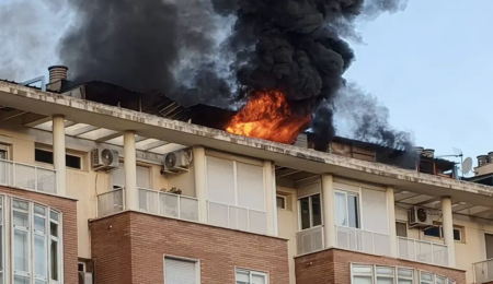 EFECTIVOS DE EMERGENCIAS EXTINGUEN UN INCENDIO EN LA PLANTA SUPERIOR DE UN INMUEBLE EN PORTADA ALTA, MÁLAGA TRASTEROS INCENDIADOS MALAGA