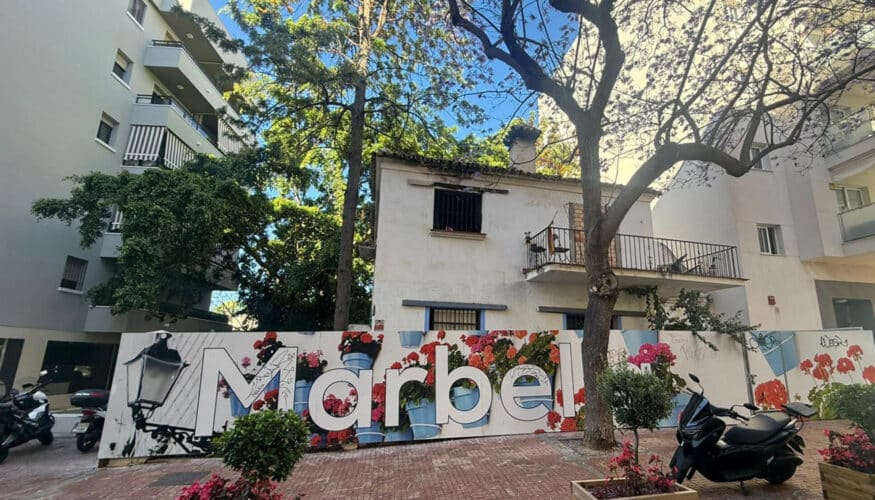 VOX ha llevado ante la Junta Municipal de Distrito Marbella Oeste una iniciativa para instar al Ayuntamiento de Marbella a estudiar la transformación de la antigua vivienda abandonada situada en la calle Nuestra Señora de Gracia, propiedad municipal, en un edificio destinado a viviendas asequibles para marbelleros, manteniendo la estética tradicional de la histórica colonia Ansol. La propuesta, defendida por el vocal de VOX Pedro Peña, plantea que la futura edificación conserve la imagen característica de este enclave del centro de Marbella, pero adaptando el uso del inmueble a una de las principales necesidades actuales del municipio: el acceso a la vivienda para jóvenes y familias marbelleras. “Marbella no puede permitirse seguir perdiendo espacios residenciales en pleno centro mientras muchos jóvenes se ven obligados a marcharse de su propia ciudad por el precio de la vivienda”, ha afirmado Peña. Desde VOX han recordado que esta vivienda, abandonada desde hace años y ocupada ilegalmente hasta 2023, forma parte de la antigua colonia Ansol, uno de los primeros desarrollos urbanísticos del ensanche de Marbella en los años 50. La formación ha criticado además que el equipo de gobierno del PP contemple destinar este espacio a una nueva entrada al Parque de la Constitución, que no es necesaria, o a otro espacio diáfano, una actuación que consideran alejada de las prioridades reales de los vecinos. “Con el grave problema de vivienda que existe en Marbella, no tiene sentido dedicar este suelo municipal a proyectos meramente estéticos cuando puede servir para ayudar a familias y jóvenes que llevan toda la vida viviendo y trabajando aquí”, ha señalado el representante de VOX. VOX defiende que esta actuación permitiría dar una utilidad real a un inmueble degradado, preservar la personalidad histórica del entorno y contribuir a que los marbelleros puedan seguir viviendo en el centro de su ciudad.