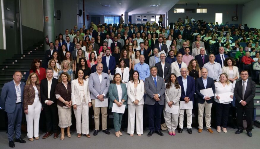 LA UMA CELEBRA LA TOMA DE POSESIÓN DE 37 CATEDRÁTICOS/AS, 104 TITULARES Y 8 TÉCNICOS DE GESTIÓN PERSONAL FUNCIONARIO DE LA UMA QUE HA TOMADO POSESIÓN: Toma de Posesión de Personal Técnico de Gestión de la escala A1 • María Rosa Baeza Ruiz, • Cristóbal Moreno Flores, • Dolores Rodríguez Fernández, • María Nieves Cid Torres, • Ildefonso Vicente Galán Valdivia, • Helia Martín Cerezo, • Vicente Javier Blanco Vega, • María José Palacios Martínez. Toma de posesión de Catedráticos/as • Sonia Ríos Moyano — Historia del Arte • María del Carmen González Román — Historia del Arte • Salvador Luna Ramírez — Teoría de la Señal y Comunicaciones • Rafael Malpartida Tirado — Literatura Española • Juan Antonio Pérez Claros — Paleontología • Francisco Javier Martos Ramos — Máquina y Motores Térmicos • José Jesús Delgado Peña — Didáctica de las Ciencias Sociales • Alejandro Luque Suárez — Fisioterapia • Antonio Manuel Ávila Muñoz — Lingüística General • Jorge Munilla Fajardo — Teoría de la Señal y Comunicaciones • María de las Mercedes Enríquez Aranda — Traducción e Interpretación (Lengua Inglesa) • María Prado Novoa — Ingeniería Mecánica • Javier Cámara Moreno — Lenguajes y Sistemas Informáticos • Francisco Luna Valero — Ingeniería Telemática • Rocío Ponce Ortiz — Química Física • Cristóbal Ruiz Román — Teoría e Historia de la Educación • Antonio José Domenech del Río — Estudios de Asia Oriental • Salvador Pineda Morente — Ingeniería Eléctrica • Daniel Mateos Moreno — Didáctica de la Expresión Musical • Alfonso Castillo Rodríguez — Didáctica de la Expresión Corporal • Ernesto Santiago González Mesa — Obstetricia y Ginecología (Plaza vinculada SAS) • María Isabel Romero Ruiz — Filología Inglesa • Alberto Daunis Rodríguez — Derecho Penal • Nathalie Korbee Peinado — Ecología • Mónica Pinto Alarcón — Lenguajes y Sistemas Informáticos
