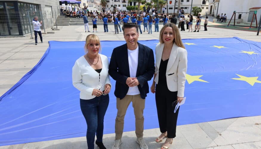 La Diputación de Málaga, con la colaboración del Ayuntamiento, ha celebrado el Día de Europa en la Plaza Almedina de Torrox con una actividad divulgativa dirigida a más de un centenar de estudiantes de los institutos de la localidad. La yincana ha combinado aprendizaje, juego y trabajo en equipo en torno a los valores y el funcionamiento de la Unión Europea. Durante su intervención ante los jóvenes, y acompañado por la concejala y diputada de Recursos Europeos, Sandra Extremera, el alcalde, Óscar Medina, ha asegurado que Europa es “un proyecto común basado en la convivencia, la diversidad y las oportunidades”. En presencia también de la concejala de Juventud, Vanessa López, Medina ha subrayado que “para Torrox, acoger la celebración del Día de Europa es una oportunidad para reafirmar lo que somos: un municipio plenamente europeo”. El alcalde se ha dirigido a los estudiantes para decirles que “habéis puesto en práctica los valores que sostienen el proyecto europeo: la cooperación, el respeto, el esfuerzo compartido y el trabajo en equipo”. Asimismo, ha apuntado que “desde el Ayuntamiento queremos seguir trabajando para que los jóvenes del municipio conozcáis estas oportunidades, las hagáis vuestras y las aprovechéis”. Por su parte, Sandra Extremera le ha trasladado a los jóvenes que “habéis demostrado que Europa se comprende mejor cuando se vive: no es un conjunto de siglas ni una lejana sala de reuniones en Bruselas, sino un proyecto compartido sostenido sobre valores muy concretos, como son la solidaridad, la cooperación, la igualdad, la democracia y el respeto a la diversidad”. La concejala y diputada provincial ha añadido que “Europa se construye también en las aulas, en las plazas de nuestros pueblos y en jornadas como la que estamos viviendo aquí en Torrox”. Igualmente, ha animado a los estudiantes a aprovechar “las oportunidades que Europa os ofrece y que os atreváis a imaginar su futuro también más allá de nuestras fronteras”. La celebración del Día de Europa forma parte de las actividades de la oficina Europe Direct Málaga para acercar la Unión Europea (UE) a la ciudadanía y, de manera especial, a los jóvenes de los municipios, dándoles a conocer tanto las instituciones y símbolos de la UE como las oportunidades de formación, movilidad y empleo que les ofrece. Este año han participado los centros educativos de la localidad anfitriona con estudiantes de 3º de ESO del IES Alfaguar y de 4º de ESO del IES Jorge Guillén, divididos en diferentes equipos. La actividad central ha sido una yincana didáctica compuesta por 15 pruebas simultáneas en las que los equipos han trabajado contenidos relativos a las instituciones europeas, los países miembros, las banderas, los idiomas oficiales, los monumentos, los símbolos comunes y la diversidad cultural del continente. La jornada ha culminado con un acto institucional en el espacio central de la plaza, presidido por una bandera de la Unión Europea de grandes dimensiones, en el que se ha dado a conocer la clasificación final de las pruebas y se ha hecho entrega de diplomas a los equipos ganadores. Europe Direct Málaga es la oficina de información de la Comisión Europea adscrita a la Diputación de Málaga. Su labor consiste en acercar las políticas, los programas y las oportunidades de la Unión Europea a la ciudadanía, con especial atención a los municipios, los centros educativos y los colectivos juveniles de la provincia. La conmemoración del Día de Europa (9 de mayo) es una de las actuaciones más significativas del programa anual de la oficina y cada año se desarrolla en un municipio distinto de la provincia con el objetivo de descentralizar la agenda europea y llevarla a los pueblos de Málaga.
