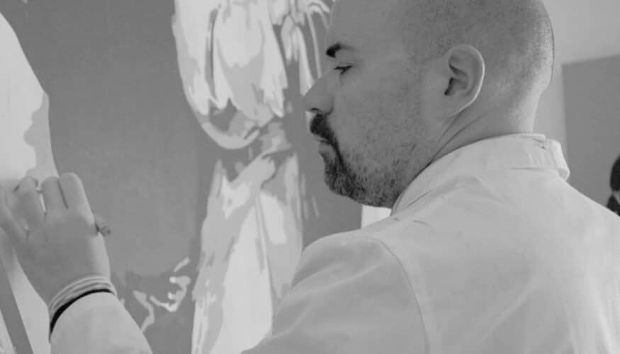 CARTEL CORPUS CHRISTI 2026 El cartel se presentará en la Parroquia de San Antonio de Padua de Vélez-Málaga. José Carlos Torres es considerado a día de hoy una de las figuras claves a la hora de hablar de pintura cofrade en el panorama andaluz y nacional. Todas sus obras se ven reforzadas por un amplio y concienzudo estudio del color y de las formas; obras claramente influenciadas por las tendencias del arte pop, bebido del estilo de su referente artístico: el pintor malagueño Eugenio Chicano Navarro. Pese a desarrollar su formación académica como técnico superior de Diseño Gráfico complementa sus estudios superiores de Fotografía en la Academia Animun Creativity Advanced School de Málaga es a día de hoy la pintura toda su ocupación, pasión y vocación. De su extenso currículum caben destacar numerosos carteles realizados para Cofradías de la capital de Málaga como los de Zamarrilla, Rico, Cautivo, entre otros. Destaca su participación en la exposición/veneración "El Verbo Encarnado"; celebrada en la Santa Iglesia Catedral de Málaga con motivo del Centenario de la Agrupación de Cofradías así como en otras muestras pictóricas celebradas en Sevilla, Granada, Córdoba, etc. Realiza obras para Sevilla como el cartel para la Pastora de Santa Marina y el Rosario de Santa Catalina así como para otras provincias como Huelva, Córdoba y Granada y fuera de la frontera andaluza su obra se expande entre ciudades como Alicante, Cáceres y Madrid