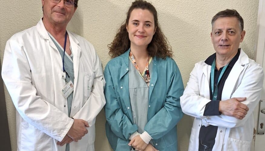 El Hospital Universitario Costa del Sol (HUCS) ha logrado reducir de forma significativa las complicaciones asociadas a la reconstrucción mamaria inmediata tras mastectomía mediante la implantación de un protocolo estandarizado de seguridad quirúrgica. La reconstrucción mamaria inmediata es una opción cada vez más utilizada en mujeres con cáncer de mama, ya que contribuye no solo a la recuperación física, sino también al bienestar emocional. No obstante, este tipo de intervención puede conllevar complicaciones relevantes, como infecciones o la pérdida del implante. En este contexto, profesionales del HUCS han desarrollado un estudio que evalúa el impacto de un conjunto de medidas organizadas aplicadas durante y después de la cirugía, con el objetivo de mejorar los resultados clínicos y la seguridad de las pacientes. El trabajo, impulsado por la unidad de Mama en colaboración con la de Evaluación y la de Investigación e Innovación, ha sido publicado en la revista científica Plastic and Reconstructive Surgery – Global Open. En él se analizaron 102 pacientes (119 reconstrucciones) comparando los resultados antes y después de la implantación del protocolo. Los resultados muestran una reducción significativa de las complicaciones moderadas o graves, que pasaron del 24,6% al 6,8%. Asimismo, la pérdida del implante se redujo del 14,8% al 3,4%, lo que supone una mejora relevante en la evolución de las pacientes intervenidas. El protocolo incluye medidas coordinadas como el refuerzo de las condiciones de esterilidad en quirófano, la optimización del manejo del implante o el uso ajustado de antibióticos, entre otras acciones, todas ellas dirigidas a disminuir el riesgo de infección y mejorar la recuperación tras la cirugía. Estos resultados ponen de manifiesto la importancia de aplicar prácticas basadas en la evidencia y de trabajar de forma coordinada entre profesionales para ofrecer una atención más segura y de mayor calidad. Además, la reducción de complicaciones puede evitar intervenciones adicionales y contribuir a un uso más eficiente de los recursos sanitarios. El trabajo concluye que la implantación de este tipo de protocolos puede tener un impacto significativo en los resultados clínicos, aunque señala la necesidad de continuar investigando mediante estudios multicéntricos que permitan confirmar estos beneficios a largo plazo.