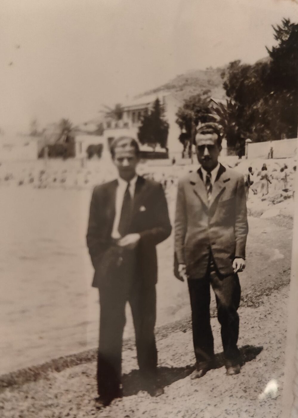 Luis Torres Hiruela posando junto a una fuente con traje