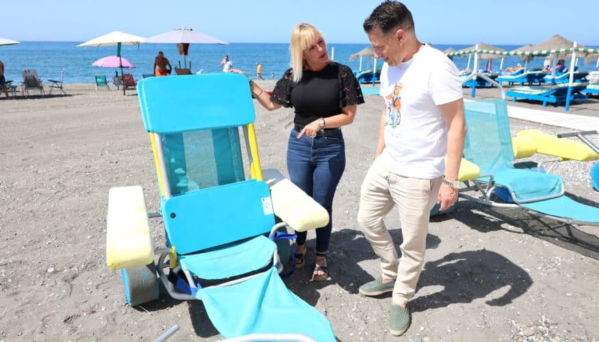 Torrox consolida su compromiso con la accesibilidad plena gracias al servicio de baño adaptado en su litoral