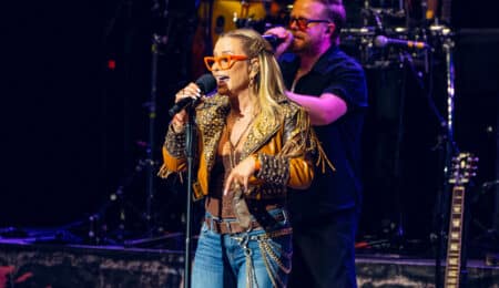 ANASTACIA CELEBRA JUNTO AL PÚBLICO DE STARLITE OCCIDENT EL PASE DE ESPAÑA A LA FINAL DEL MUNDIAL
