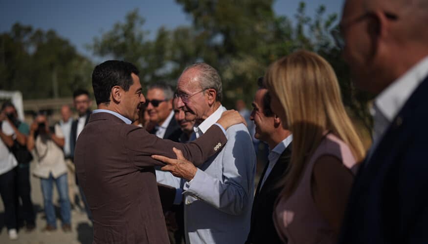 El presidente de la Junta, Juanma Moreno, saluda al alcalde de Málaga, Francisco de la Torre.