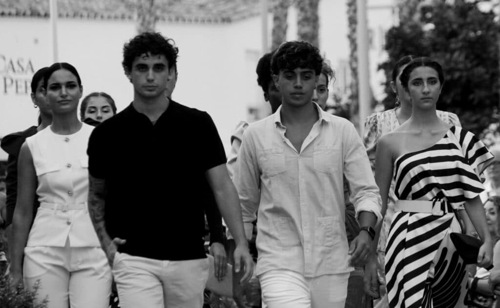 Torremolinos demuestra que "hay moda" con el desfile "El Sueño de una Noche de Verano" en la renovada Plaza Nogalera