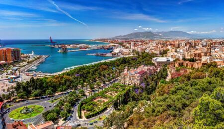 Málaga encara el verano con los hoteles al borde del lleno y récord de pernoctaciones
