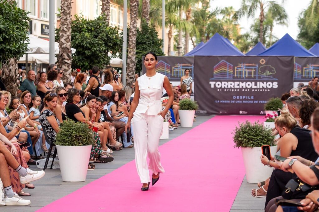 Torremolinos demuestra que "hay moda" con el desfile "El Sueño de una Noche de Verano" en la renovada Plaza Nogalera