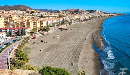 Málaga investiga el origen de la contaminación que ha obligado a prohibir el baño en Pedregalejo y El Palo