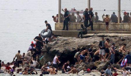 Ceuta vive su mayor crisis migratoria desde 2021 mientras Melilla mantiene cerrada su frontera con Marruecos