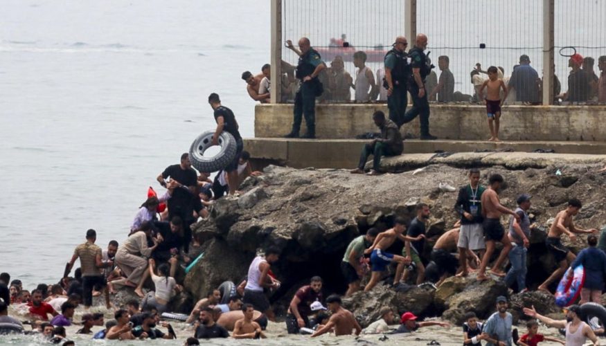 Ceuta vive su mayor crisis migratoria desde 2021 mientras Melilla mantiene cerrada su frontera con Marruecos