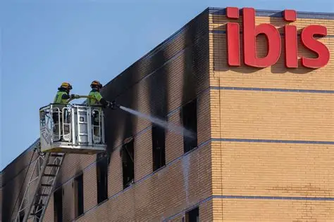 Bomberos de Málaga dan por finalizada su intervención en el incendio del hotel Ibis tras 46 días hotel Ibis