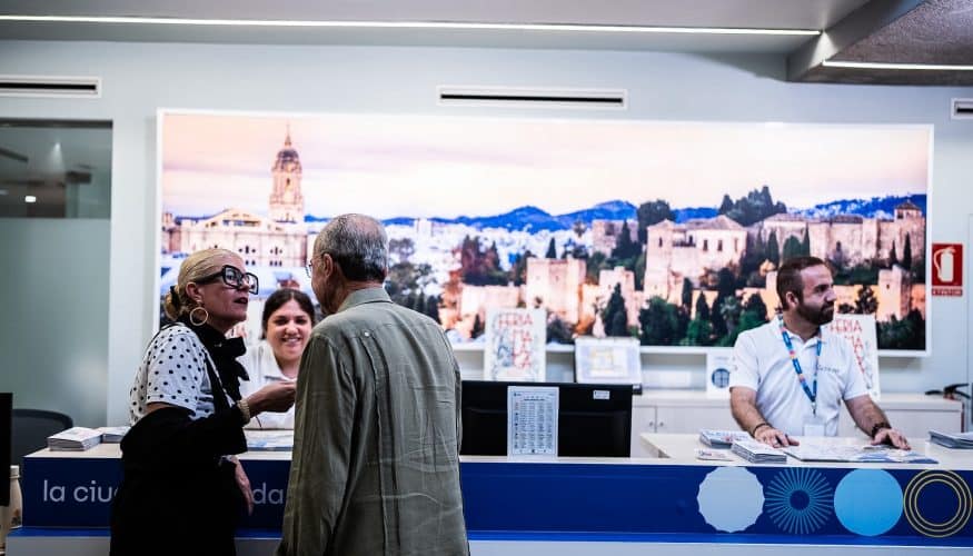 Las oficinas de turismo de Málaga atienden a más de 5.500 visitantes en el arranque de la Feria