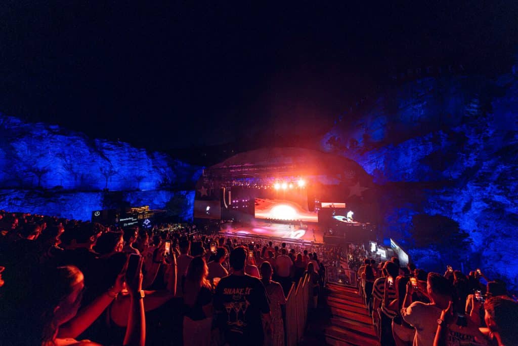 STARLITE OCCIDENT SE VISTE DE MÁLAGA CON EL REGRESO A CASA DE DELAOSSA, QUE SUBE A SU PADRE AL ESCENARIO PARA CANTAR JUNTOS