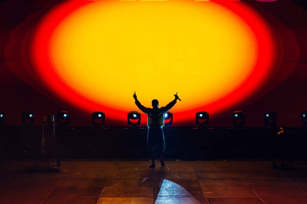STARLITE OCCIDENT SE VISTE DE MÁLAGA CON EL REGRESO A CASA DE DELAOSSA, QUE SUBE A SU PADRE AL ESCENARIO PARA CANTAR JUNTOS