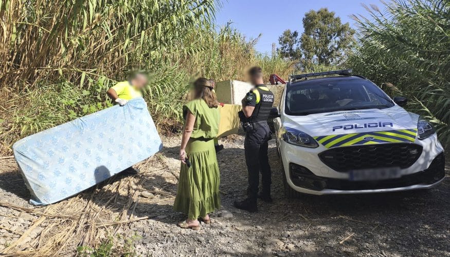 La Policía Local desaloja cerca de una veintena de inmuebles ocupados y asentamientos ilegales en el municipio de Torrox durante el verano