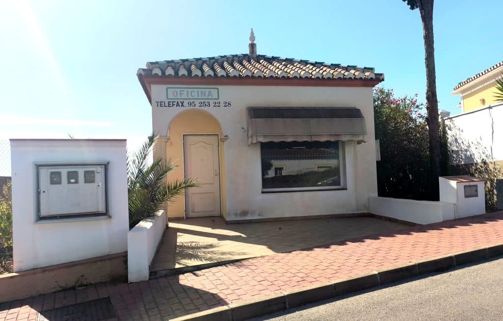 La Policía Local desaloja cerca de una veintena de inmuebles ocupados y asentamientos ilegales en el municipio de Torrox durante el verano