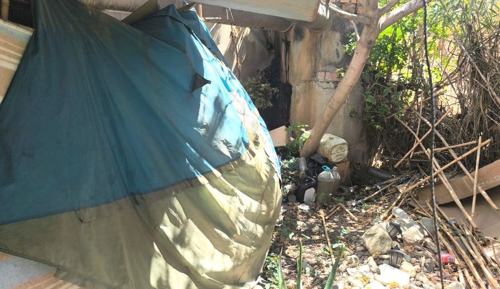 La Policía Local desaloja cerca de una veintena de inmuebles ocupados y asentamientos ilegales en el municipio de Torrox durante el verano