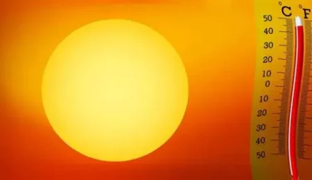 España encara un verano histórico de calor con la cuarta ola en apenas dos meses España atraviesa uno de los veranos más calurosos de su serie histórica reciente. Según los datos de la Agencia Estatal de Meteorología, el periodo comprendido entre el 1 de junio y el 15 de julio registró una temperatura media 3,3 grados por encima de lo habitual, el arranque de verano más cálido jamás contabilizado por el organismo. El país acumula ya cuatro episodios oficiales de ola de calor en apenas dos meses, muy por encima de la media histórica de veranos anteriores. El más reciente dejó máximas de hasta 42 grados en Canarias, con avisos naranjas activos y un notable repunte del riesgo de incendios por la combinación de altas temperaturas y calima. AEMET ha señalado que el alivio térmico será progresivo y no inmediato, con una masa de aire más fresco procedente del Atlántico que iría reduciendo gradualmente las máximas en la mayoría de comunidades, aunque las noches seguirán siendo tropicales en buena parte del litoral. De cara a los próximos meses, la predicción estacional del organismo apunta a una probabilidad muy alta de que la temperatura media se mantenga en el tercil cálido en toda España durante agosto, septiembre y octubre, lo que prolongaría la sensación de un verano extendido más allá del calendario habitual. Los expertos coinciden en que las olas de calor son cada vez más frecuentes, intensas y prolongadas, una tendencia que vinculan directamente al cambio climático. Frente a este escenario, los protocolos de alerta temprana y los planes autonómicos de prevención han ganado en madurez en los últimos años, reduciendo el margen de sorpresa ante estos episodios, aunque las autoridades sanitarias insisten en mantener las precauciones habituales: hidratación frecuente, evitar la exposición solar en las horas centrales del día y prestar especial atención a mayores, menores y personas que trabajan al aire libre.