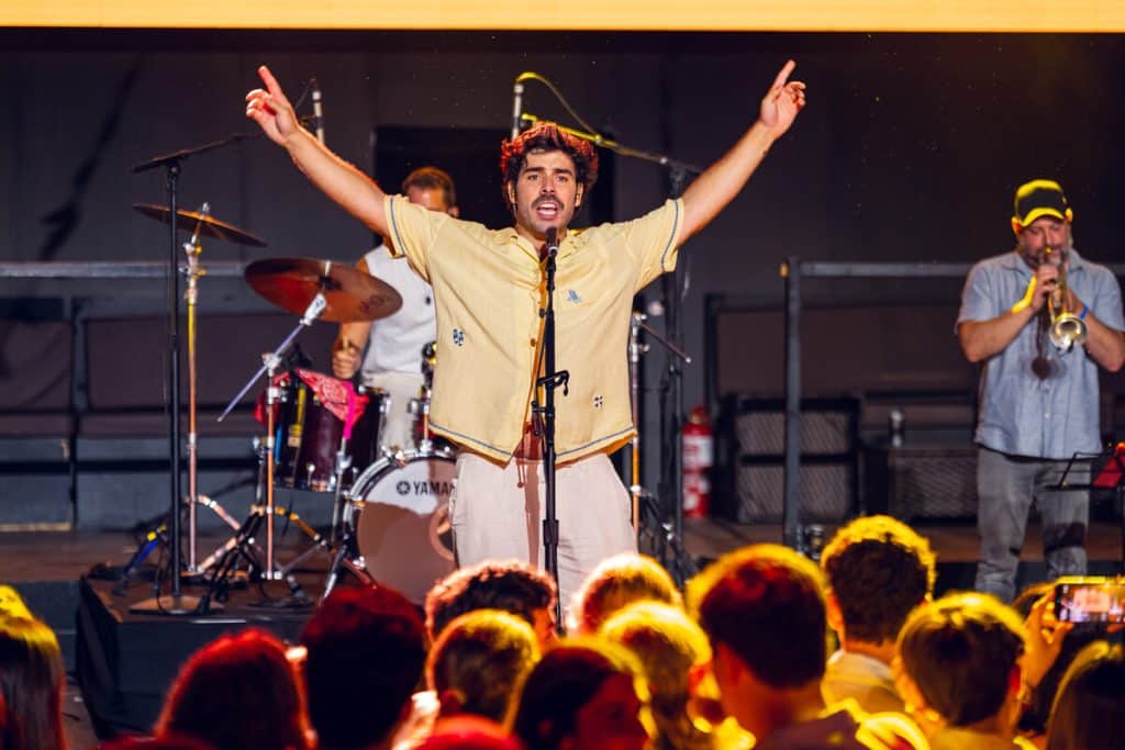 STARLITE OCCIDENT CUMPLE EL SUEÑO DE UN NIÑO QUE SOLO QUERÍA SUBIR A CANTAR CON NIL MOLINER, EN UNA JORNADA MARATÓN CON ROI, ÁLVARO DE LUNA Y HERMANOS MARTÍNEZ