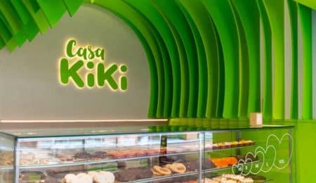 Casa Kiki es el obrador malagueño conocido por sus palmeras gigantes, con más de tres décadas de trayectoria y varios locales en la ciudad y provincia, y cuenta con sedes en Carretera de Cádiz, Portada Alta, Puerto de la Torre, Málaga Nostrum y Vialia, además de presencia en Coín, Fuengirola y Torremolinos.