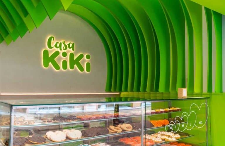 Casa Kiki es el obrador malagueño conocido por sus palmeras gigantes, con más de tres décadas de trayectoria y varios locales en la ciudad y provincia, y cuenta con sedes en Carretera de Cádiz, Portada Alta, Puerto de la Torre, Málaga Nostrum y Vialia, además de presencia en Coín, Fuengirola y Torremolinos.