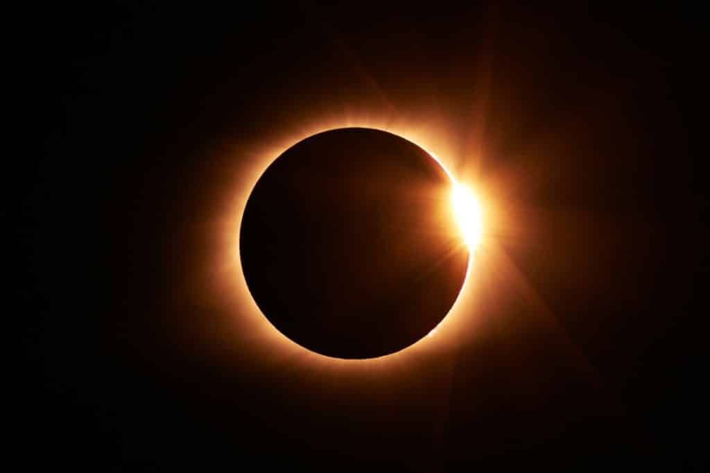 Estos son los síntomas que indican que te has quemado los ojos tras el eclipse: cuándo acudir a urgencias