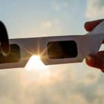 Estos son los síntomas que indican que te has quemado los ojos tras el eclipse: cuándo acudir a urgencias
