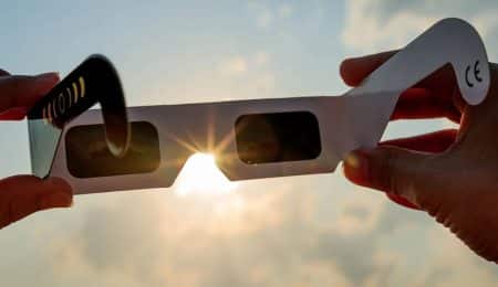 Estos son los síntomas que indican que te has quemado los ojos tras el eclipse: cuándo acudir a urgencias