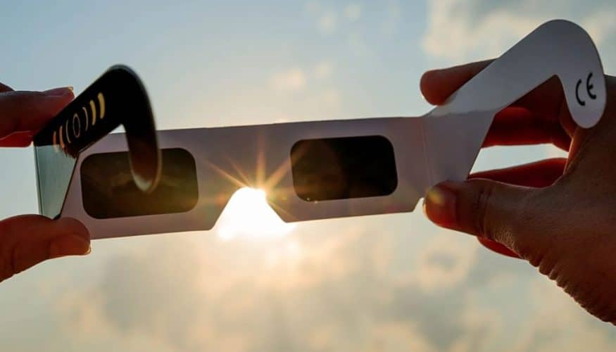 Estos son los síntomas que indican que te has quemado los ojos tras el eclipse: cuándo acudir a urgencias