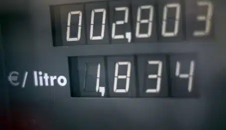 Operación salida: el litro de gasóleo es 42 céntimos más caro que hace un año en las gasolineras de la Península