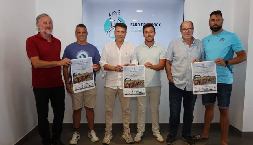 La XIII Travesía Solidaria a Nado Faro de Torrox se celebra este domingo a beneficio de la asociación Amigos de Anzaldo