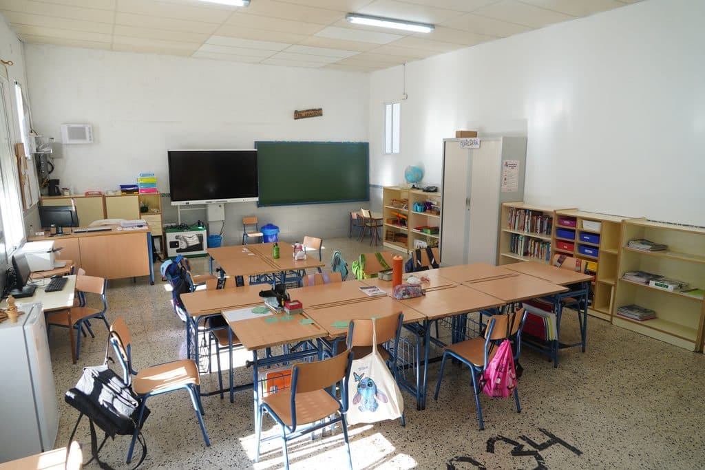 CARTAJIMA REALIZA MEJORAS EN SU COLEGIO PÚBLICO