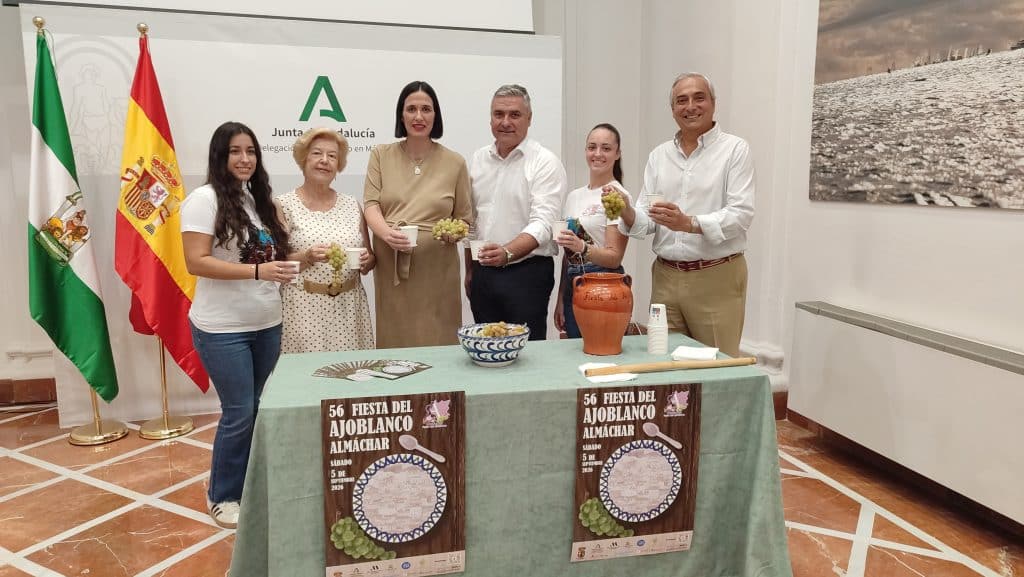 Almáchar se prepara para repartir miles de litros de ajoblanco el próximo sábado en una fiesta que suma más de medio siglo de tradición