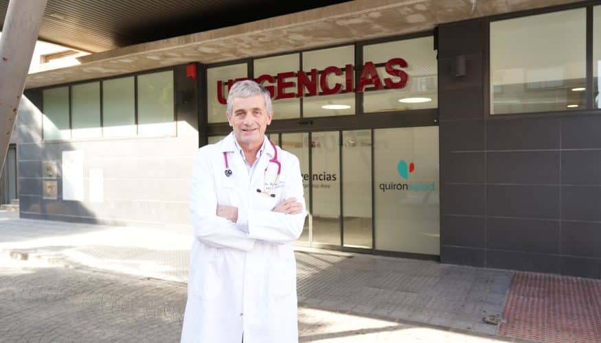La vuelta al cole llega este año precedida por un aumento de las infecciones respiratorias, “con un incremento aproximado del 20-30% de actividad en Urgencias, coincidiendo con la detección de casos de gripe A, covid-19 y la circulación de otros virus respiratorios”, advierte el doctor Manuel Baca, jefe del Servicio de Pediatría del Hospital Quirónsalud Málaga. Nos encontramos ante la circulación simultánea de distintos virus favorecida por las grandes concentraciones de personas y el contacto estrecho; que son casos leves, aunque también se ha detectado un incremento entre niños pequeños. Pero, como subraya el doctor Baca, el fenómeno adquiere ahora especial relevancia con el comienzo del curso escolar. “Miles de niños vuelven a pasar varias horas al día juntos en aulas, multiplicándose nuevamente las oportunidades de transmisión. Los niños regresan al colegio, ya muchos con mocos y tos, por lo que se prevé que aumente aún más este pico de virus respiratorios”. Las grandes concentraciones de personas, durante las Fiestas, en casos como Málaga; o las vacaciones en familia, en general; han creado unas condiciones especialmente favorables para la transmisión de virus respiratorios: muchas horas de convivencia, proximidad física y concentración de personas procedentes de distintos lugares, lo que ha promovido un incremento de cuadros respiratorios. Con el regreso al colegio vuelven a producirse algunas de estas circunstancias, especialmente la convivencia prolongada y el contacto estrecho en espacios interiores. El objetivo, insiste el especialista, no es convertir colegios y hogares en espacios estériles ni generar alarma ante los habituales mocos y catarros de los primeros meses de curso, sino recuperar medidas sencillas que permitan reducir las posibilidades de transmisión. Entre ellas, el doctor Baca pone especialmente el foco en una medida que ha ganado importancia en los últimos años: ventilar los espacios, cuidar el aire que respiramos. “Durante años hemos identificado prevención con lavarse las manos. Sigue siendo fundamental, pero hoy sabemos que también debemos cuidar el aire que respiramos y ventilar con regularidad los espacios interiores”, explica el pediatra. Hablar, toser o estornudar libera partículas respiratorias que pueden acumularse en lugares cerrados y mal ventilados. Por ello, abrir las ventanas, renovar periódicamente el aire de las aulas y de los hogares y favorecer las actividades al aire libre siempre que sea posible son también medidas de prevención. “No se trata de convertir el colegio en un espacio estéril, sino de recuperar hábitos sencillos: lavarse las manos, cubrirse al toser, no compartir botellas, ventilar y evitar acudir a clase cuando el niño está realmente enfermo”, resume Baca. La fiebre acompañada de mal estado general, una dificultad respiratoria evidente, un decaimiento importante, los vómitos persistentes o la imposibilidad de comer o beber con normalidad son situaciones en las que conviene que el pequeño permanezca en casa y valorar la consulta con Pediatría. En los niños más pequeños se debe prestar especial atención a signos como respiración rápida o dificultosa, hundimiento de las costillas al respirar, rechazo persistente de líquidos, somnolencia excesiva o un empeoramiento llamativo del estado general. Como recomendación general, el pediatra recomienda medidas sencillas como “dormir adecuadamente, alimentarse bien, realizar actividad física, tener las vacunas correspondientes a la edad y evitar la exposición al humo del tabaco. Además, favorecer el juego y las actividades al aire libre, que aportan actividad física, reducen el tiempo de pantallas y aumentan la exposición a la luz natural”. Después de unas vacaciones en las que suelen relajarse considerablemente los horarios, los días previos al comienzo del colegio son un buen momento para adelantar progresivamente la hora de acostarse y levantarse, recuperar los horarios habituales de las comidas y establecer de nuevo una organización cotidiana. El descanso no sólo ayuda a que los niños lleguen menos cansados al colegio. Dormir adecuadamente contribuye al funcionamiento normal del sistema inmunitario y favorece también el rendimiento y la adaptación a las nuevas rutinas. Los primeros días pueden aparecer cansancio, irritabilidad o cierta resistencia a los horarios. “Mantener unas rutinas previsibles y concederles un periodo razonable de adaptación facilita la transición”, recuerda el doctor Baca.
