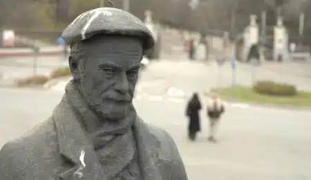 El largometraje, que combina documental y ficción para acercarse a la figura y al pensamiento del escritor, llegará a los cines el mismo día en que se cumplen 70 años de la muerte de Pío Baroja.