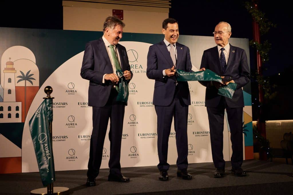 Málaga arropa al nuevo Áurea Palacio de la Tinta en una fiesta que lo corona como nuevo icono de la ciudad