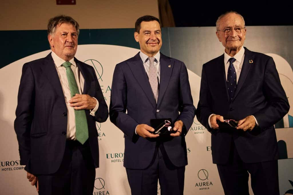 Málaga arropa al nuevo Áurea Palacio de la Tinta en una fiesta que lo corona como nuevo icono de la ciudad