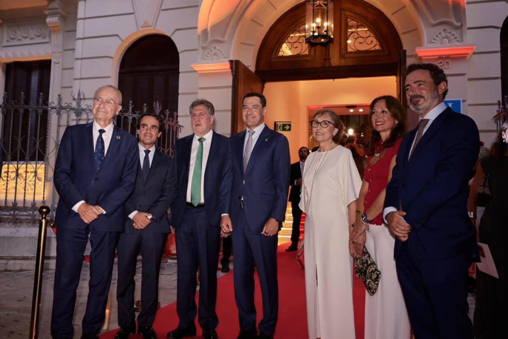 Málaga arropa al nuevo Áurea Palacio de la Tinta en una fiesta que lo corona como nuevo icono de la ciudad