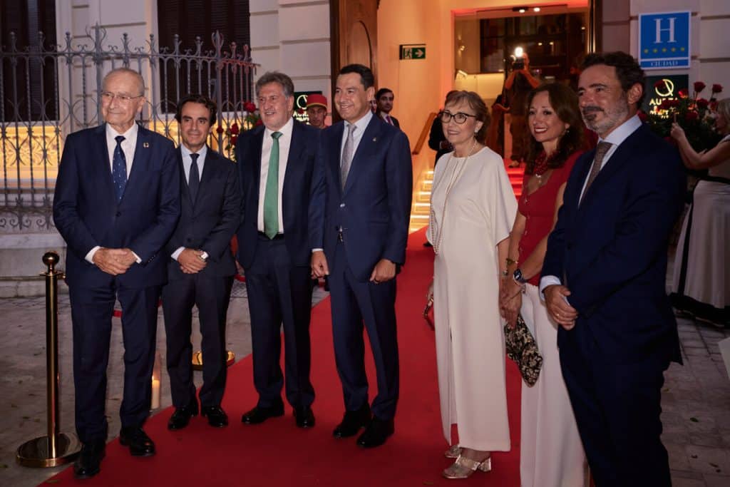 Málaga arropa al nuevo Áurea Palacio de la Tinta en una fiesta que lo corona como nuevo icono de la ciudad