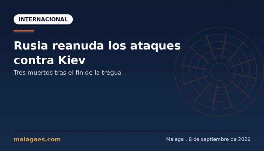 Rusia ha retomado los bombardeos contra la capital ucraniana, Kiev, después de un breve paréntesis de tres días que había alimentado la esperanza de un avance en las conversaciones diplomáticas para poner fin al conflicto. Los nuevos ataques han causado la muerte de al menos tres personas, según las autoridades locales, y han vuelto a golpear infraestructuras civiles en la ciudad. El presidente ucraniano ha respondido a la escalada planteando la posibilidad de una reunión con la Administración estadounidense para abordar específicamente el suministro de interceptores de misiles balísticos, un material que Kiev considera clave para reforzar su defensa antiaérea de cara a los meses de otoño e invierno, cuando históricamente se intensifican los ataques rusos contra la red energética ucraniana. La reanudación de los bombardeos ha sido interpretada por varios analistas internacionales como una señal de que Moscú no está dispuesto a ceder posiciones en la mesa de negociación mientras no obtenga garantías concretas sobre sus principales exigencias territoriales, lo que complica las perspectivas de una tregua duradera a corto plazo.