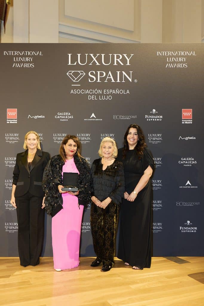 MARÍA BRAVO RECIBE EL INTERNATIONAL LUXURY AWARDS – DIAMONDS OF EXCELLENCE POR SU LABOR AL FRENTE DE GLOBAL GIFT FOUNDATION MARÍA BRAVO RECIBE EL INTERNATIONAL LUXURY AWARDS – DIAMONDS OF EXCELLENCE POR SU LABOR AL FRENTE DE GLOBAL GIFT FOUNDATION